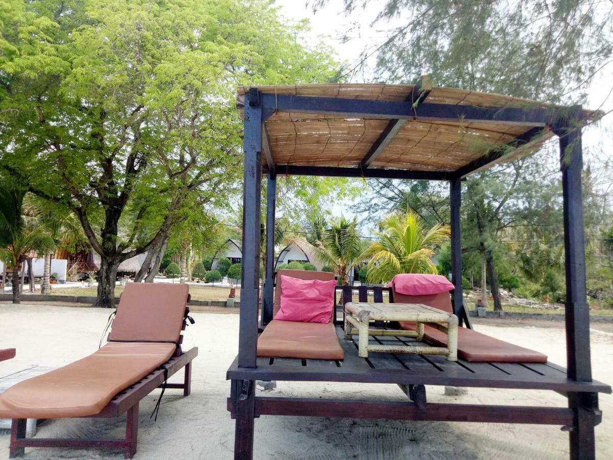 Nusa Indah Bungalows Gili Air Exteriör bild